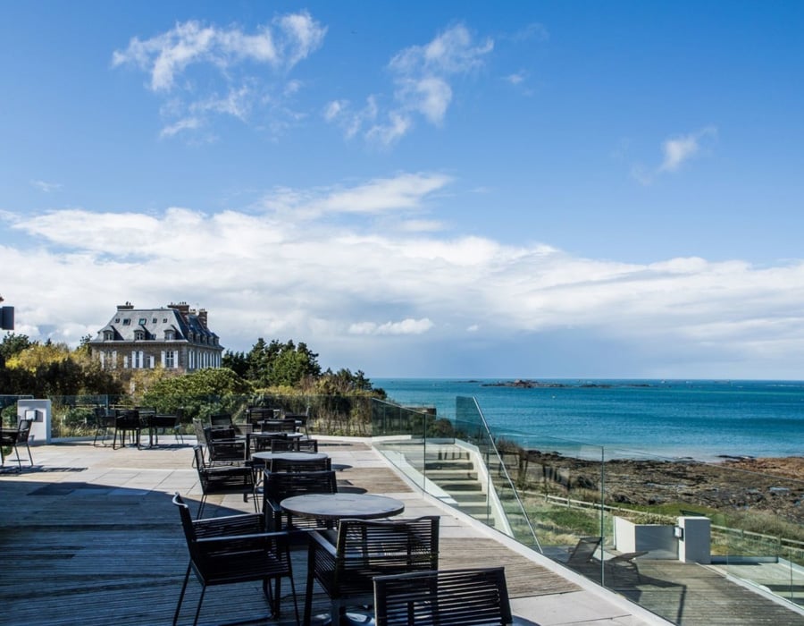 Vue apaisante du spa à Dinard offrant une expérience de bien-être marin en Bretagne