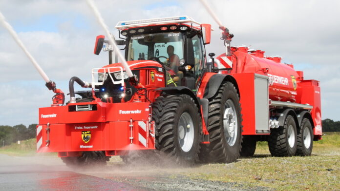 John Deere Unveils Firefighting Equipment Featuring Blue Lights and 12000-liter Water Cannon